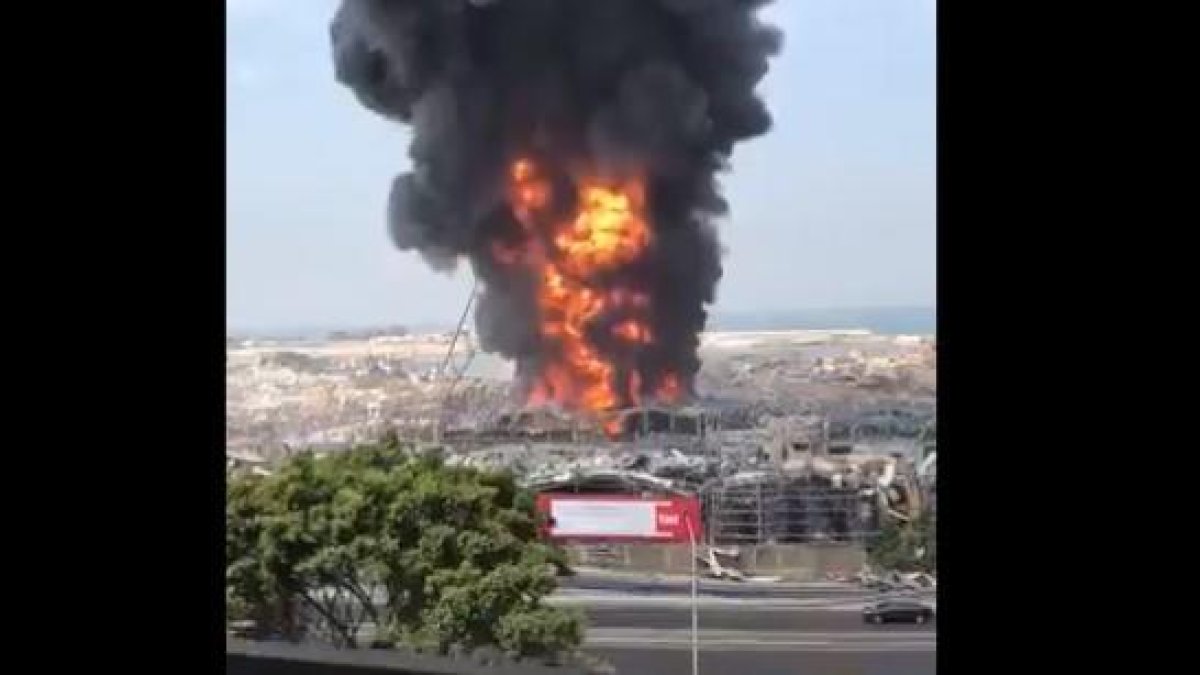 VÍDEO Nou incendi al port de Beirut un mes després de l'explosió