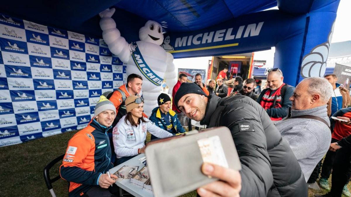 A l’esquerra, els dakarians Jaume Betriu i Laia Sanz firmant autògrafs, i a la dreta, Gerard Farrés a la categoria de clàssiques.
