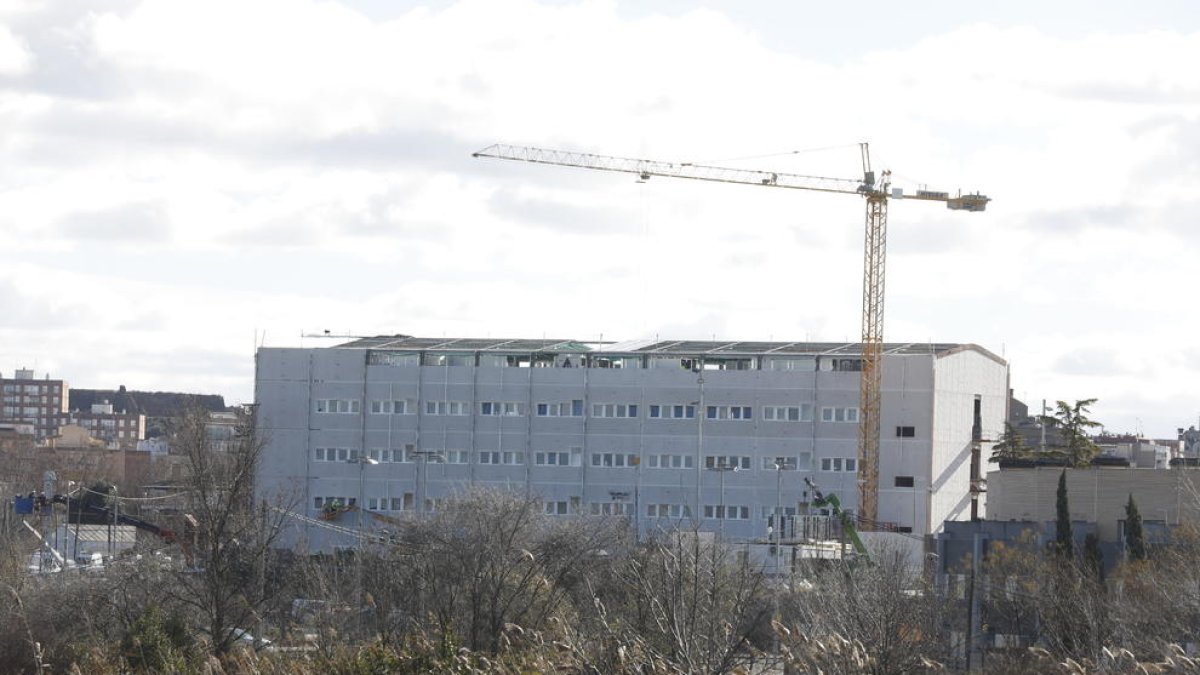 L’edifici annex a l’Arnau de Vilanova està molt avançat.