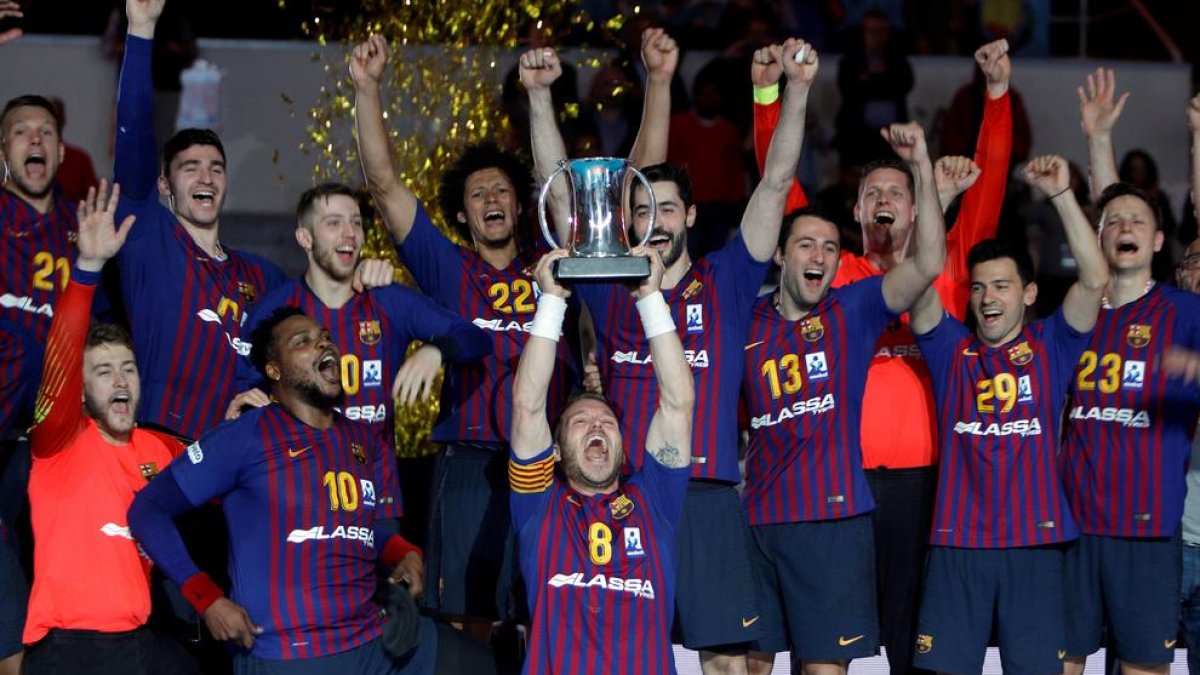 Els jugadors del Barça aixequen la vint-i-tresena Copa del seu palmarès, ahir a Alacant.