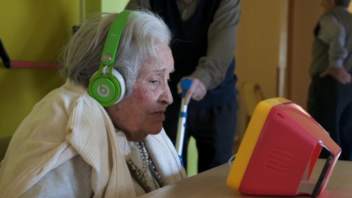 Una resident d’un geriàtric es comunica amb els seus familiars.