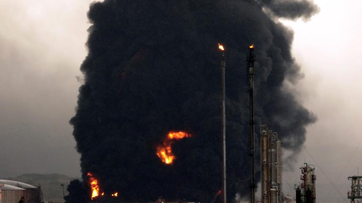 Imagen de la columna de humo provocada por el incendio.