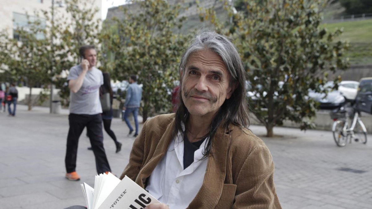 El artista Perejaume muestra a su libro ‘El “potser” com a públic’.