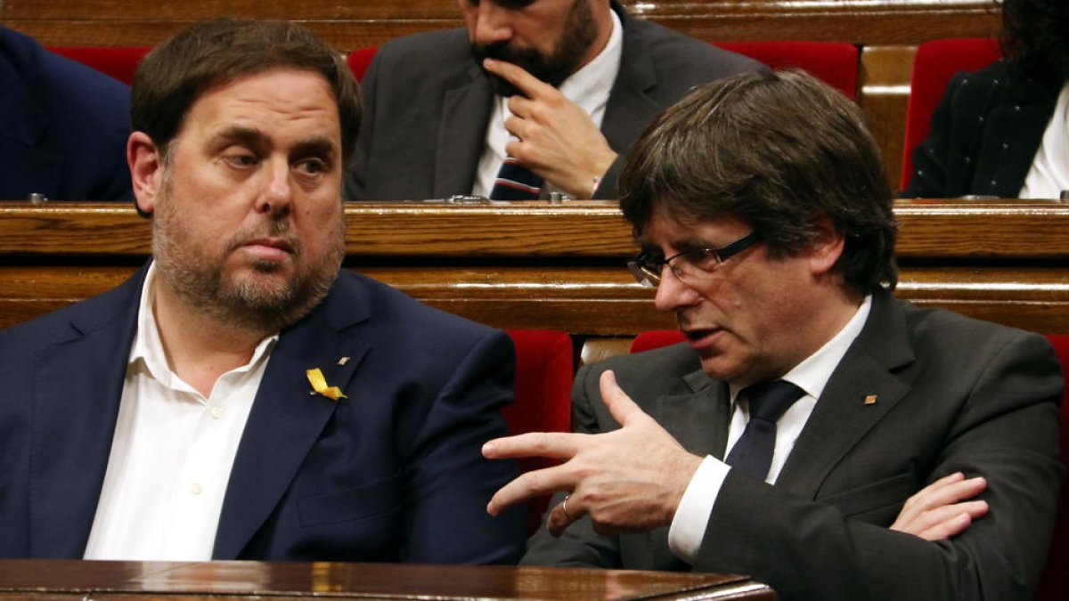 Junqueras y Puigdemont en el Parlament, el 26 de octubre de 2017.
