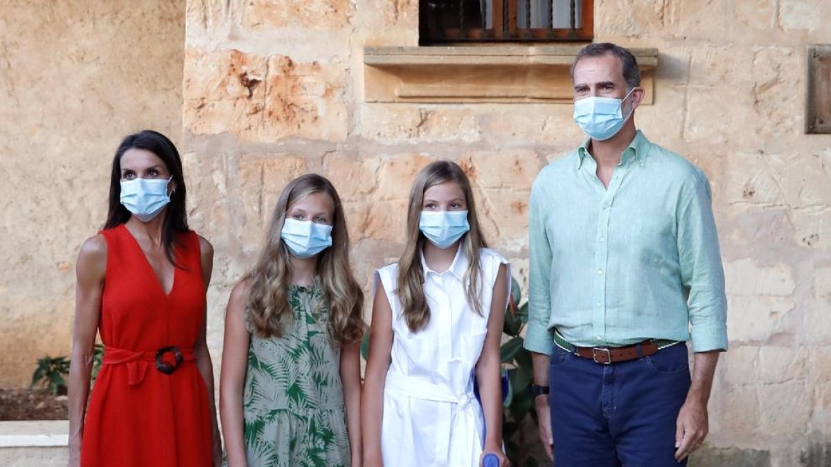 Los reyes Felipe VI y Letizia, la princesa Leonor y la infanta Sofía, ayer en Mallorca.