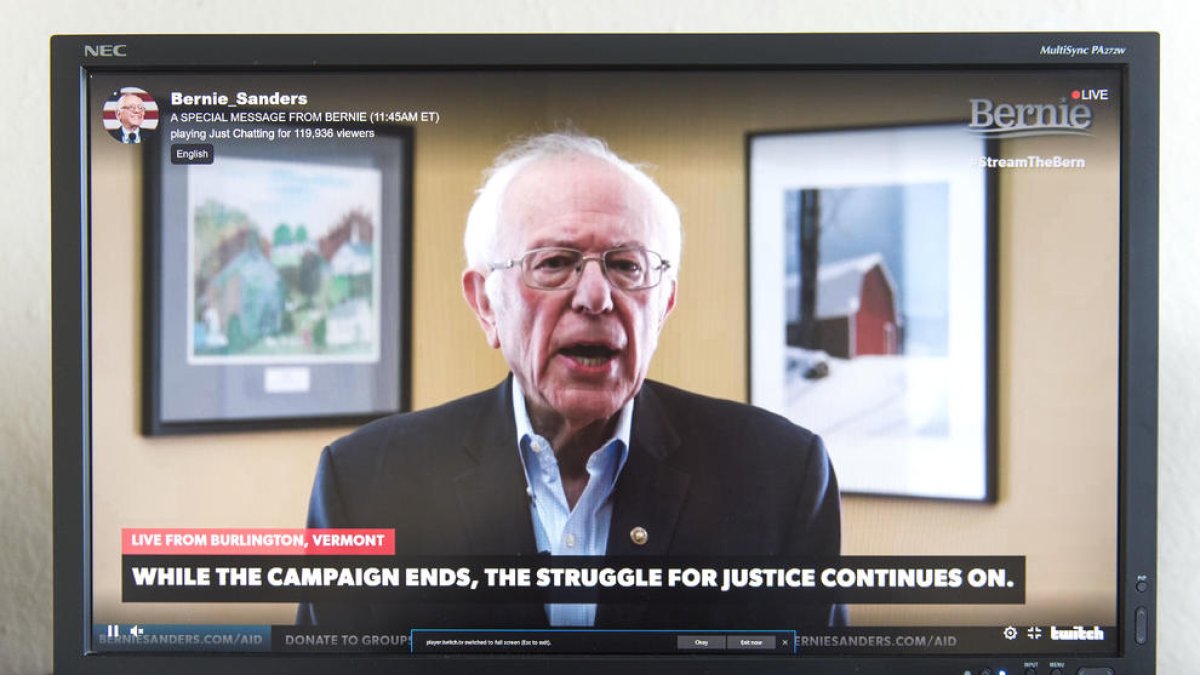 El senador demócrata Bernie Sanders, ayer, mientras anunciaba su retirada de la carrera demócrata.