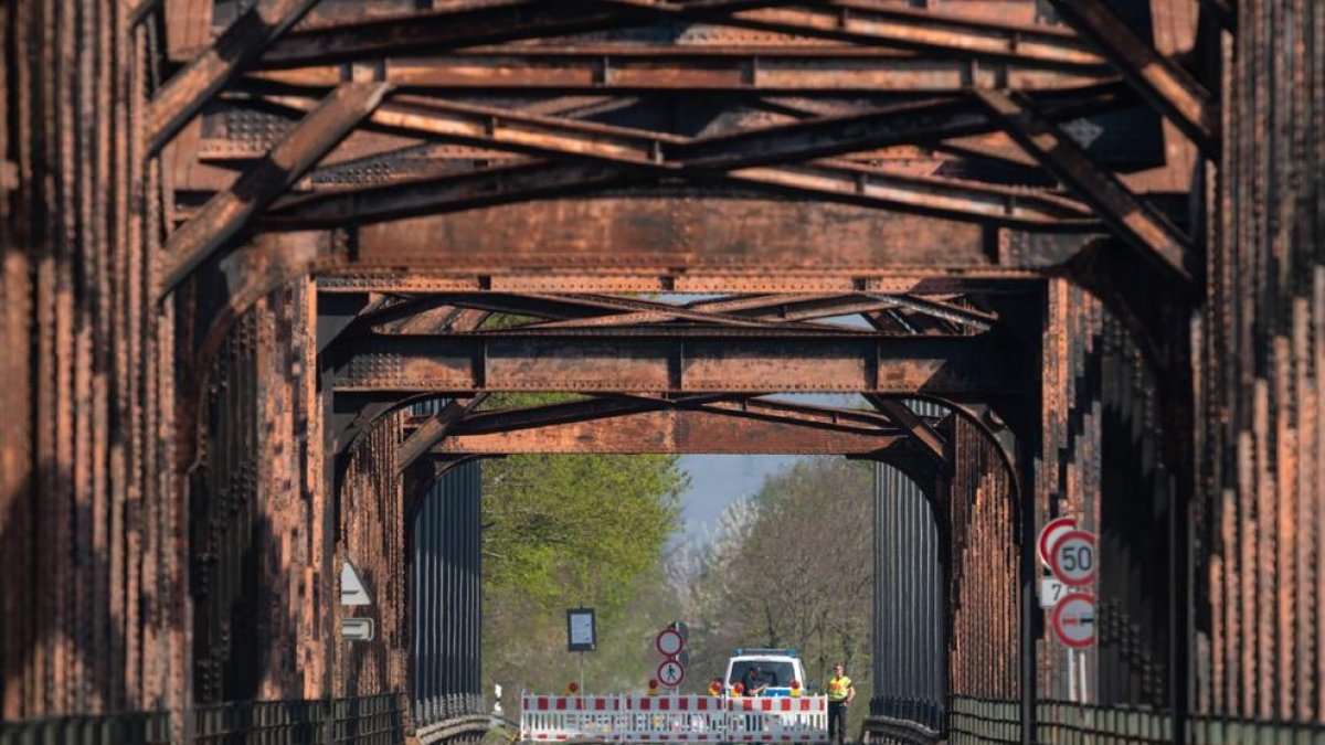 Policies alemanys fan guàrdia en un pont sobre el riu Rin a prop de la frontera francogermànica.