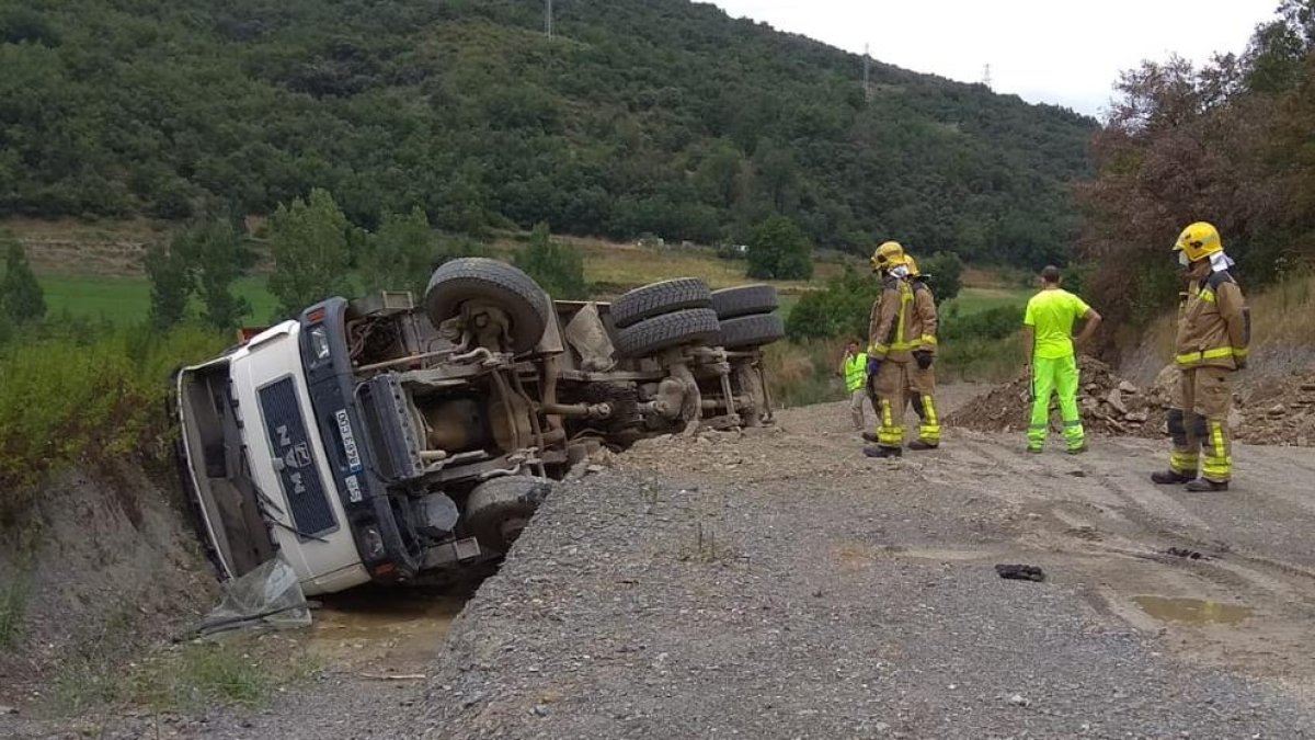 Herido al volcar un camión en las obras de la N-145 en La Seu d'Urgell