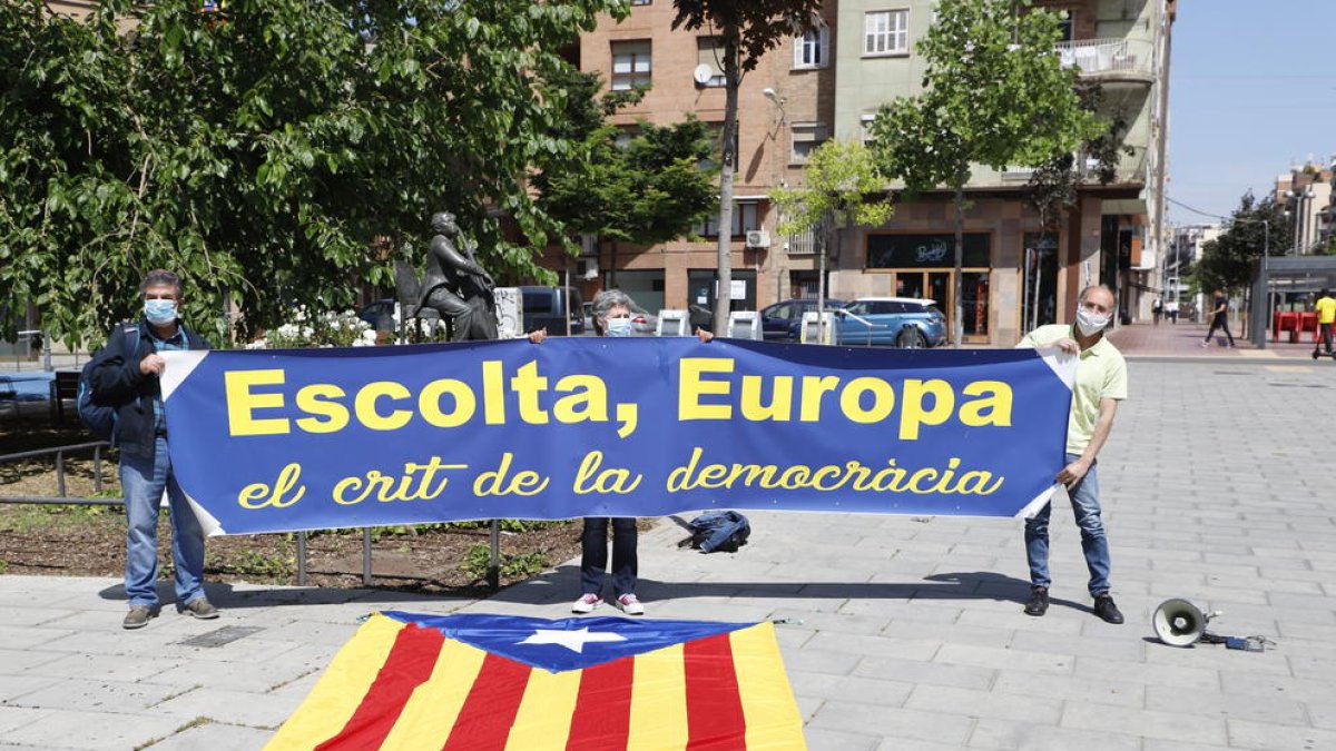 Denuncian un acto soberanista en Lleida - La Guardia Urbana abrió ayer expediente a miembros de los Cantaires, Òmnium y la ANC por reunirse en la plaza Pau Casals (rompiendo el confinamiento) y desplegar una pancarta con el lema ‘Escolta, E ...
