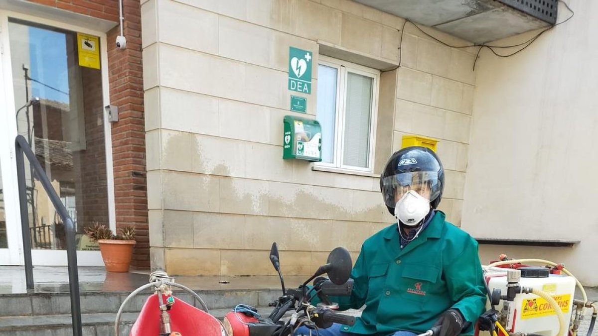 El alcalde de Bovera, en quad para desinfectar calles.