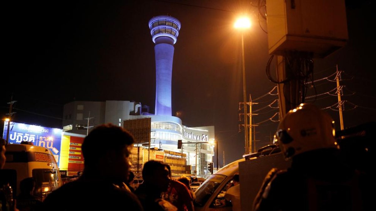 Imatge dels voltants del centre comercial assetjat.