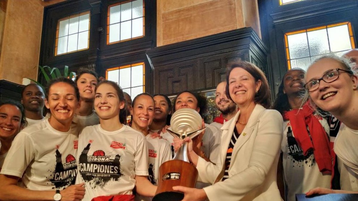 La plantilla del Girona amb l’alcaldessa Marta Madrenas.