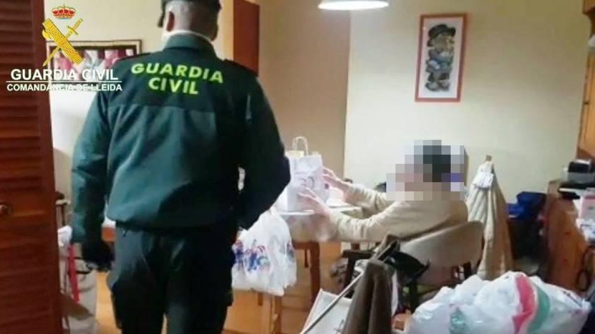 Imagen de la entrega de medicamentos en Solsona.