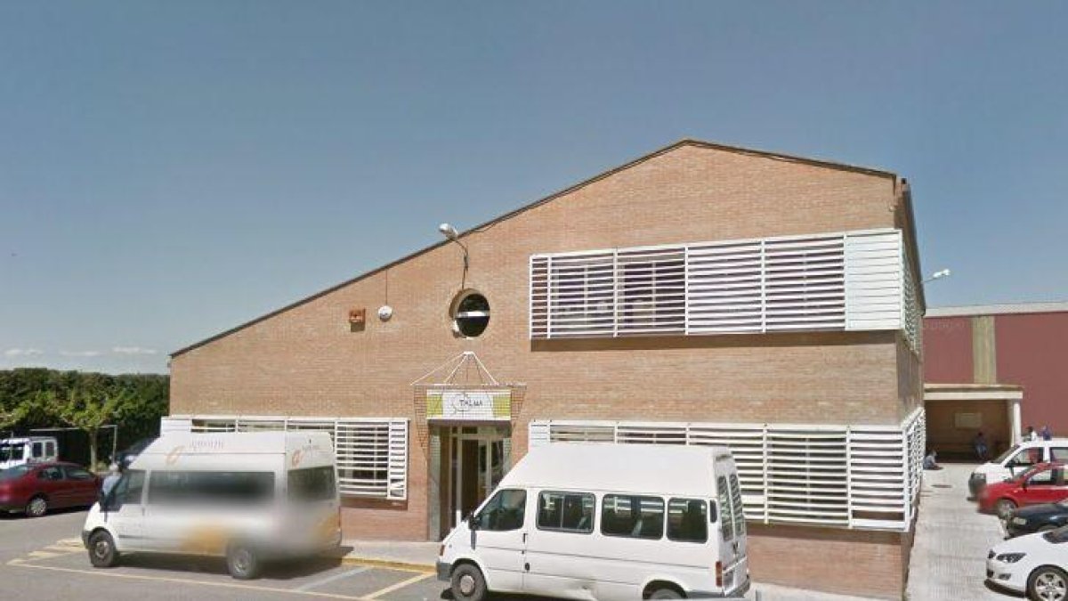 CaixaBank finança una màquina per fabricar mascaretes a l'Associació Talma de Juneda