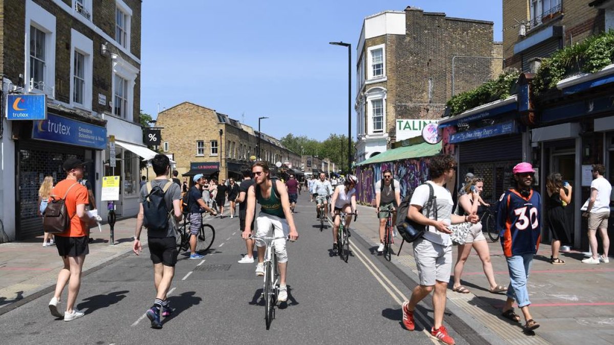 Muchas personas salieron ayer a disfrutar del sol sin respetar las restricciones en Reino Unido.
