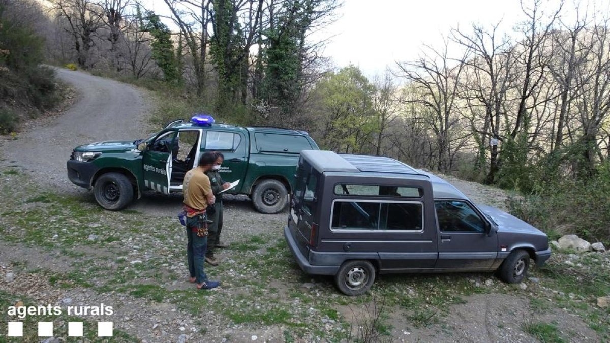 Denunciat al ser sorprès practicant escalada a Senterada
