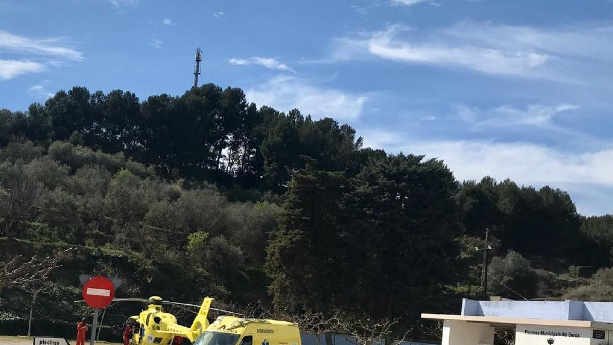 El helicóptero y la ambulancia del SEM, en el parking de las piscinas municipales.
