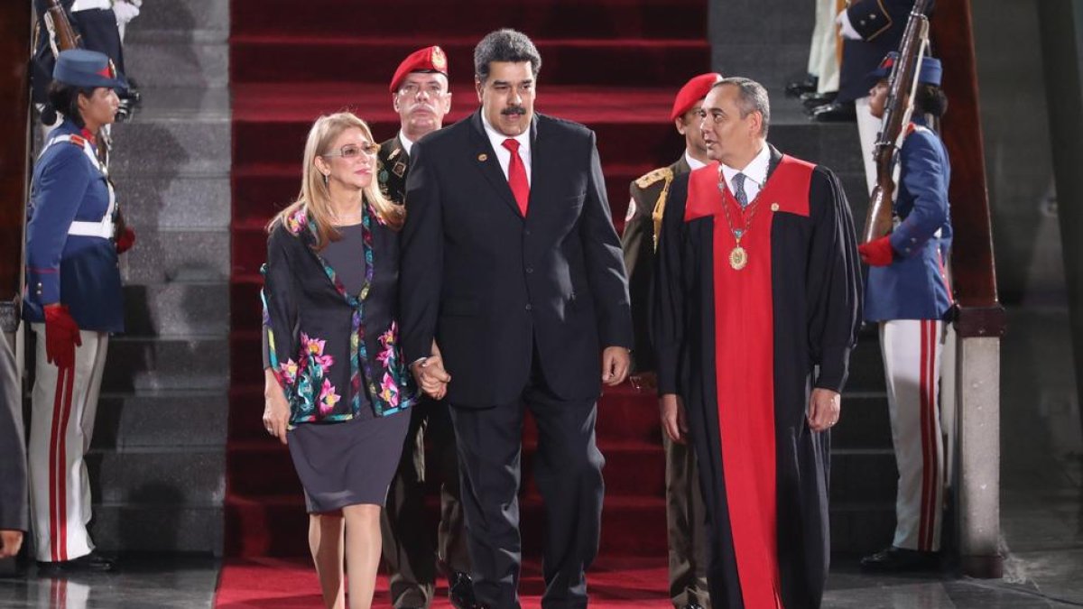 Nicolás Maduro y su esposa en la toma de posesión, ayer.