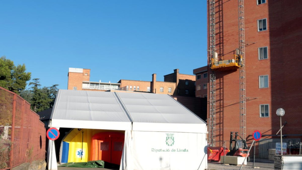 La carpa instalada en el exterior del Hospital Arnau de Vilanova de Lleida para dar apoyo en Urgencias.