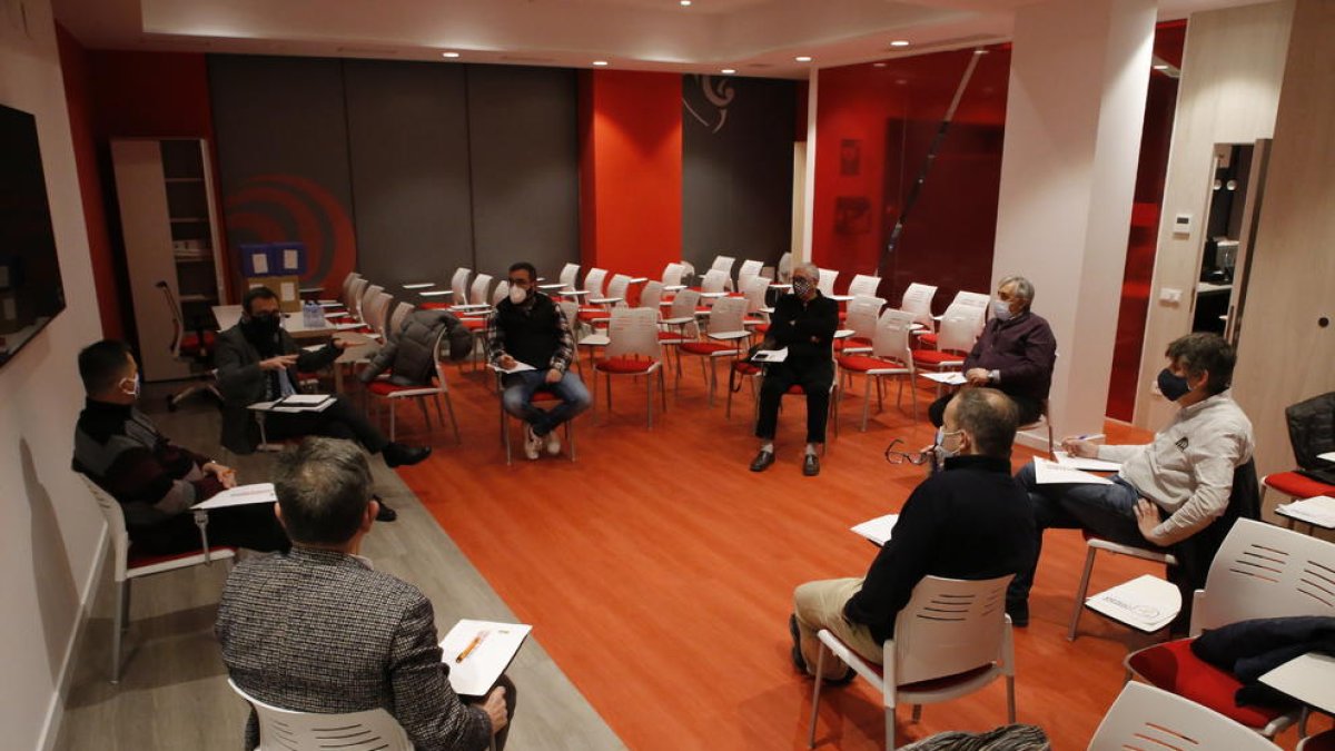 Reunió de la delegació amb els sis clubs de Primera Catalana