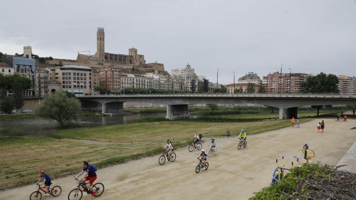 Diversos ciclistes ahir per la canalització del riu Segre.