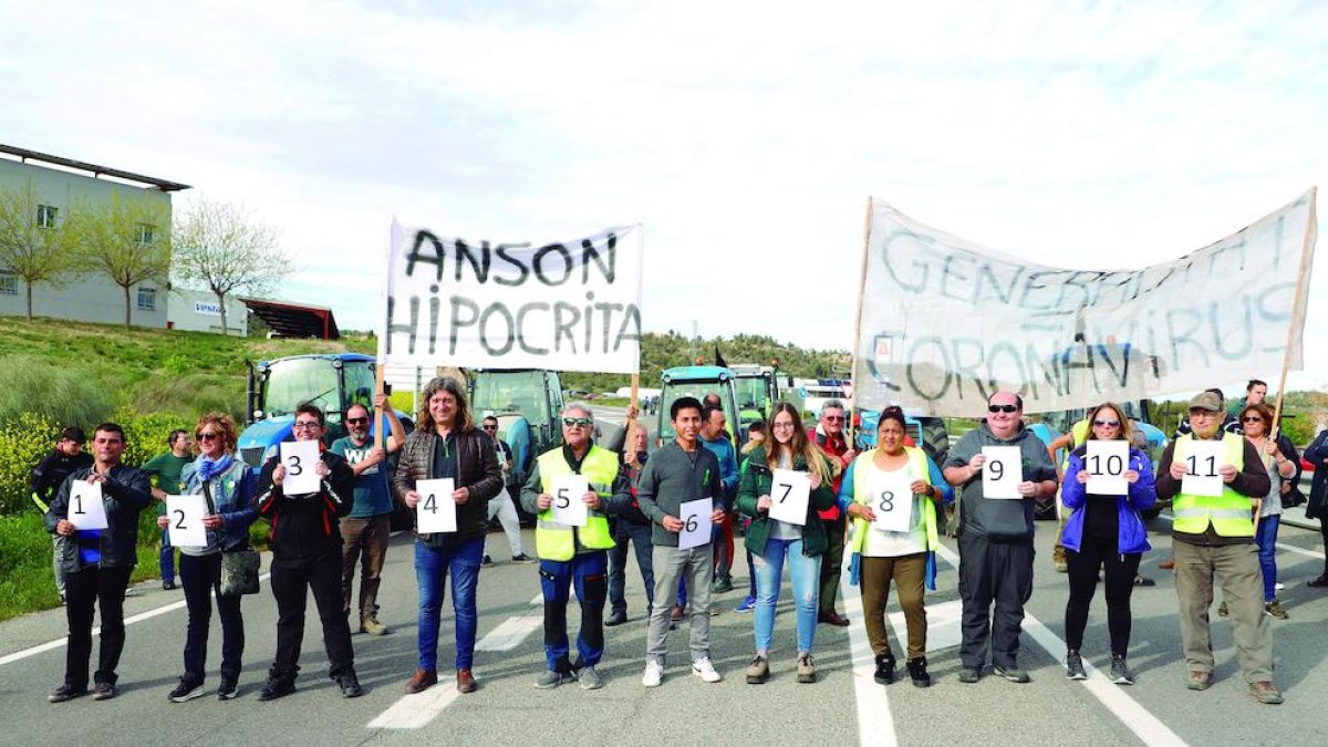 Manifestantes (entre ellos David Masot) se numeraron del uno al once. La consellera había dicho que solo once se oponían a las ayudas.