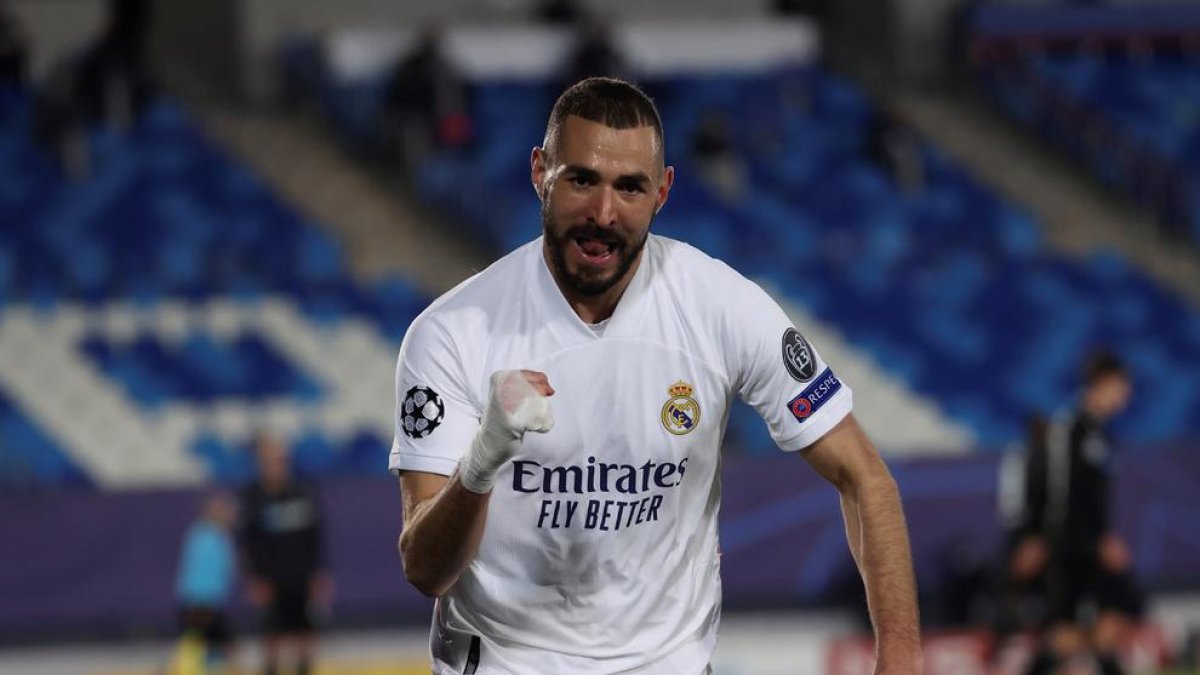 Benzema celebra un dels dos gols que va marcar ahir i amb què el Madrid va passar com a primer.