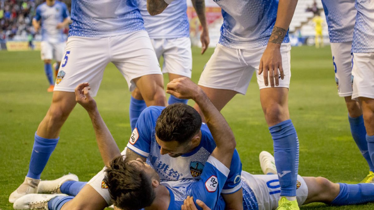 Adri León abraça Xemi després de marcar aquest un dels dos gols que van contribuir a la golejada del Lleida d’ahir contra el Vila-real B.