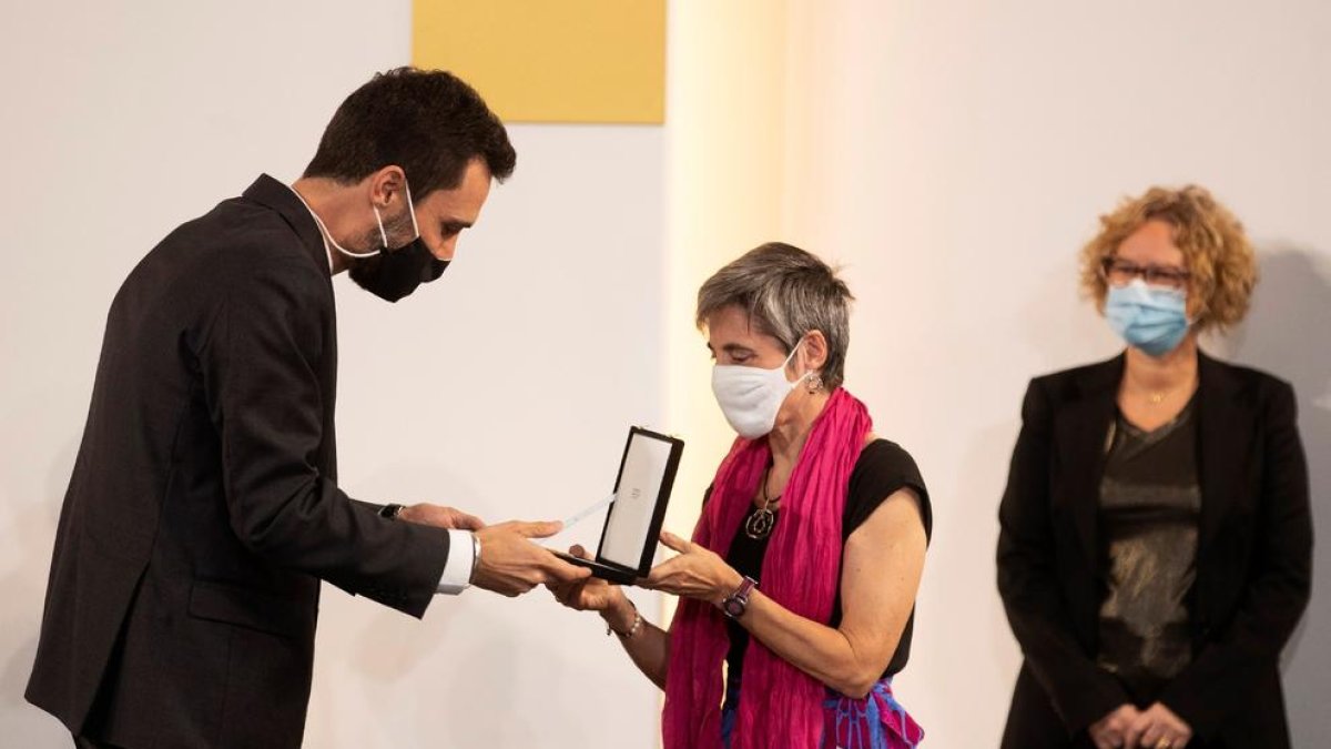 La doctora Dolors Arnau recoge la Medalla de manos de Torrent.