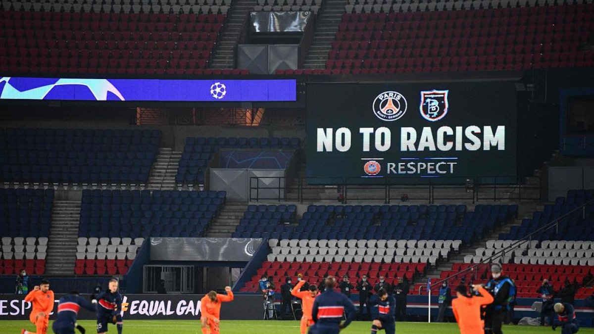 Els jugadors del PSG i de l’Istanbul Basaksehir van protestar contra el racisme.
