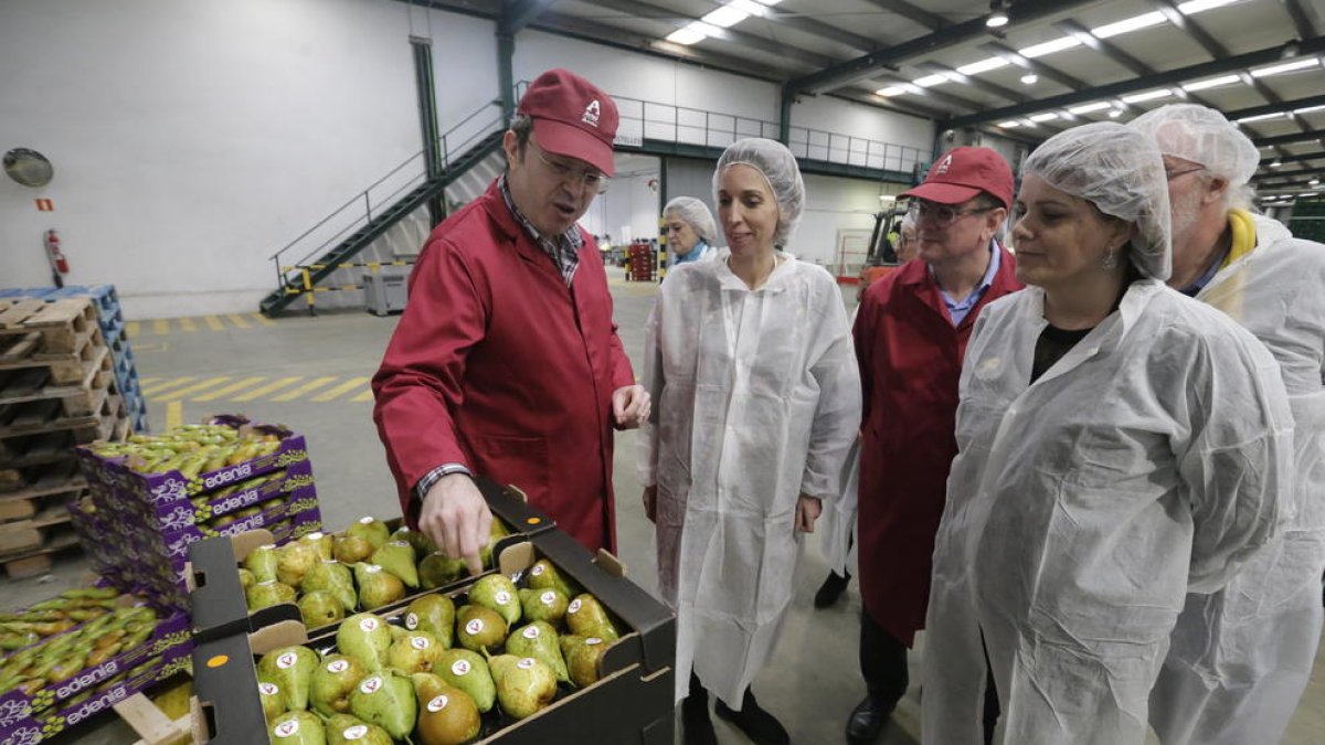 La consellera Àngels Chacón visitó ayer Actel, en Térmens.