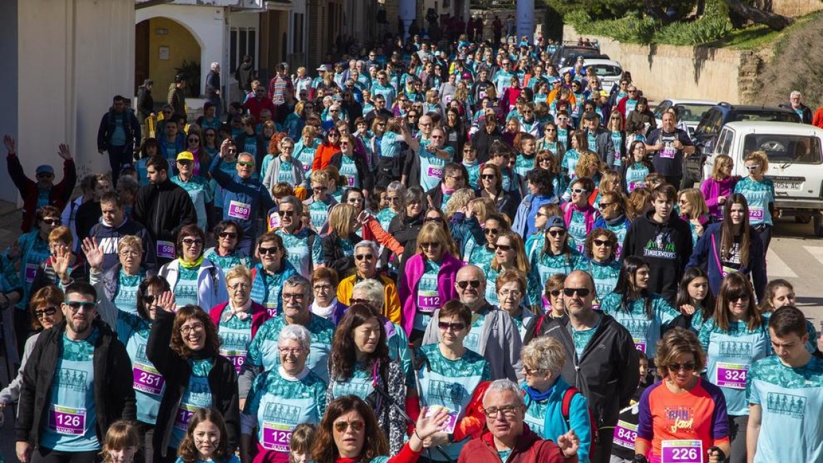 Els participants de la caminada de sis quilòmetres van estar precedits per ciclistes del Club Alba.