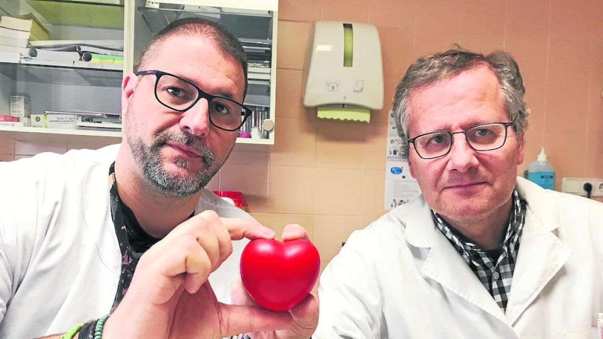 Metges del centre mostrant el nou dispositiu cardíac.