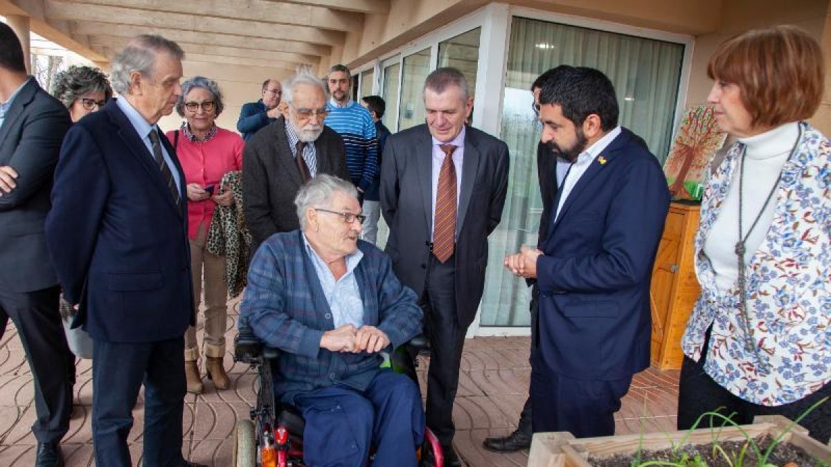 El Homrani y el resto de autoridades visitaron las instalaciones con los residentes como guías.