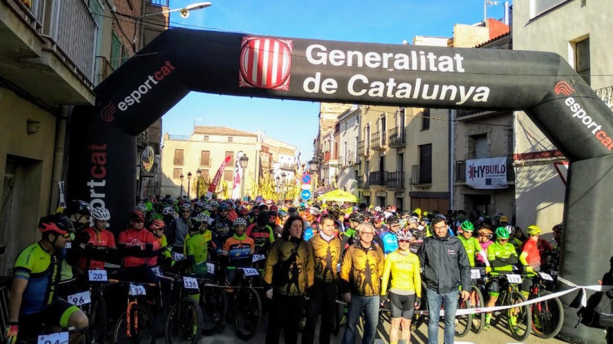 Organizadores y corredores antes de tomar la salida.