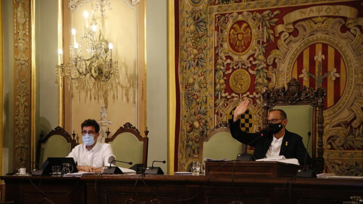 La imagen -  Pueyo vota a favor de subir el agua mientras Postius se abstiene. Hubo dos plenos, los primeros de la era Covid con ediles presentes (7) y 19 por vía telemática (26 en total, por la renuncia de José Luis Osorio, de Cs). La votación ...