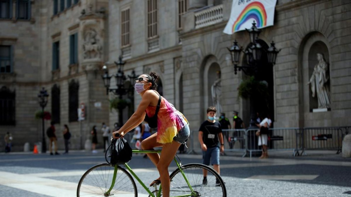 El uso de la mascarilla es desde ayer obligatorio en Catalunya aunque exista distancia social.
