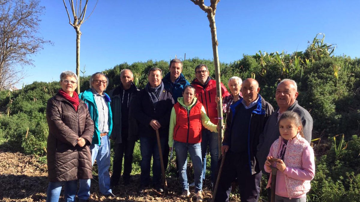 Els participants a la plantada d’arbres a Lleida.