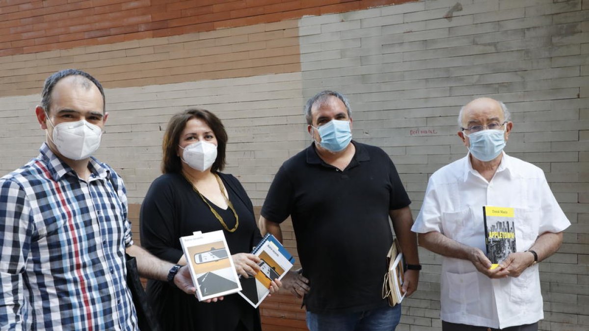 Anna Sàez i David Marín (al centre), flanquejats per responsables de Fonoll i Pagès Editors.