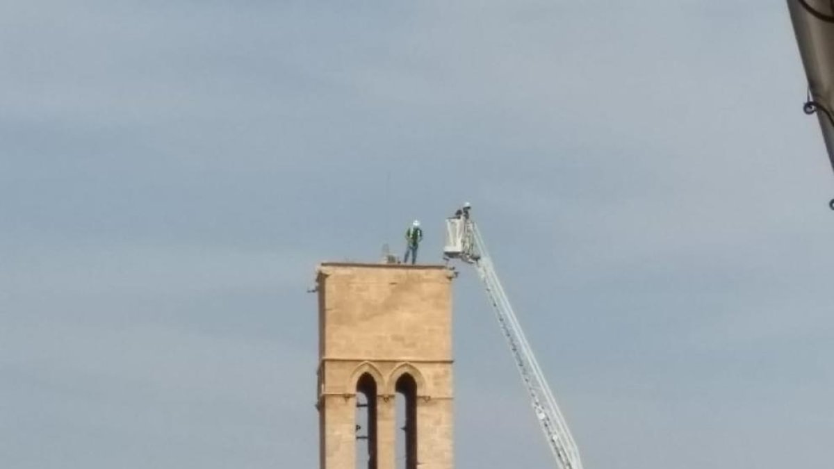 Un momento de la actuación de los Bomberos ayer por la mañana.
