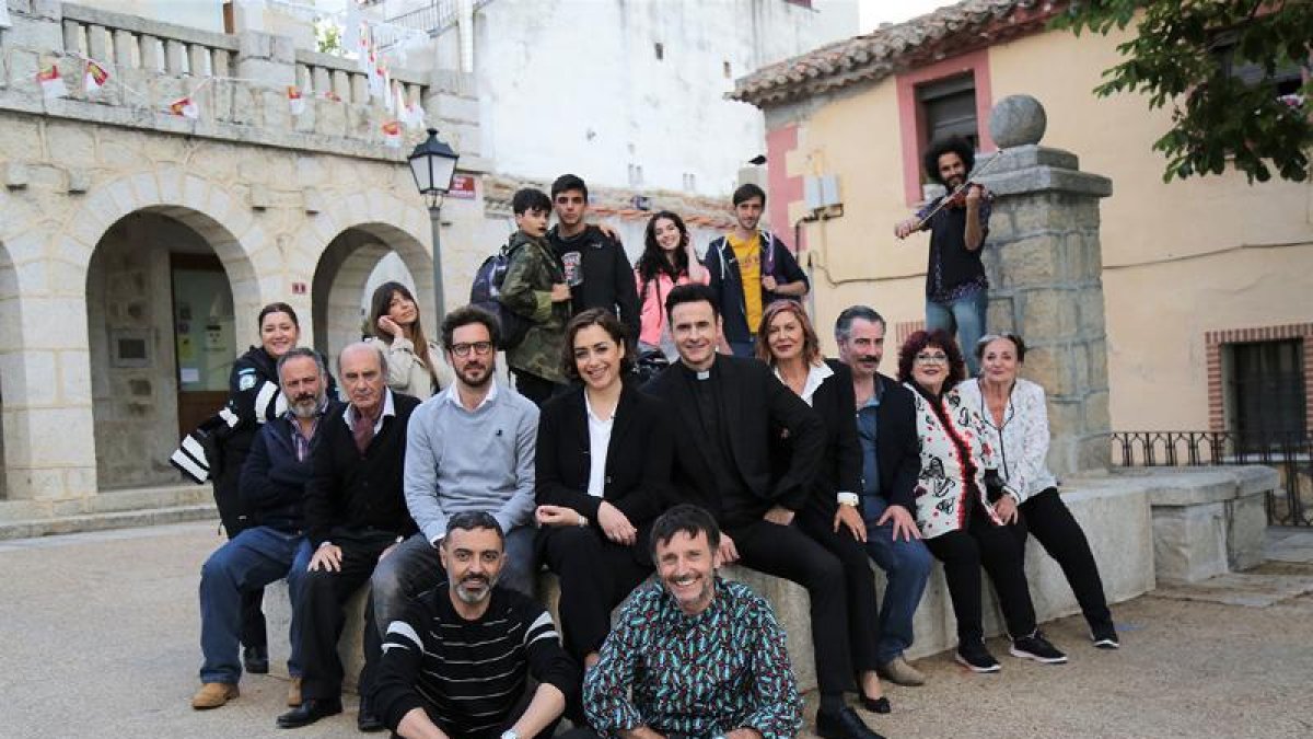 Foto de familia de los actores que participan en esta nueva serie semanal.