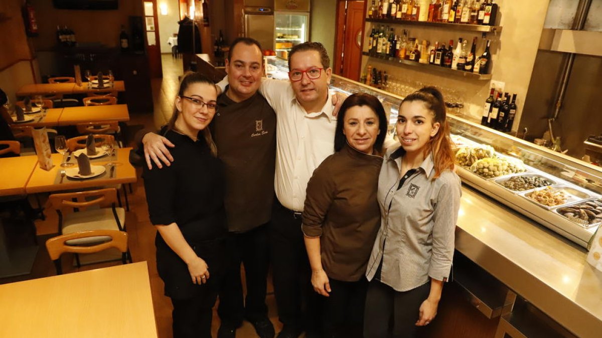 Foto de familia de los trabajadores del restaurante Bellera tomada ayer, con Eduard Bellera, el actual propietario, en el centro.