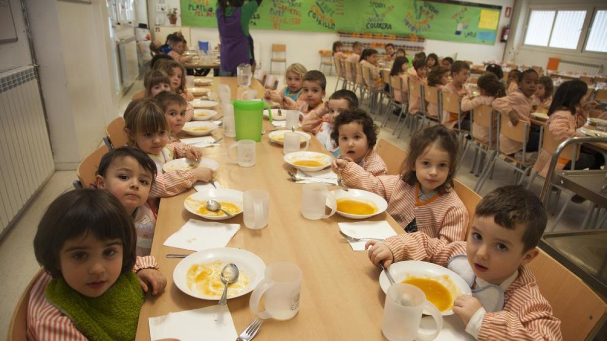 Alumnes al menjador de l’escola Maria-Mercè Marçal de Tàrrega el curs passat.