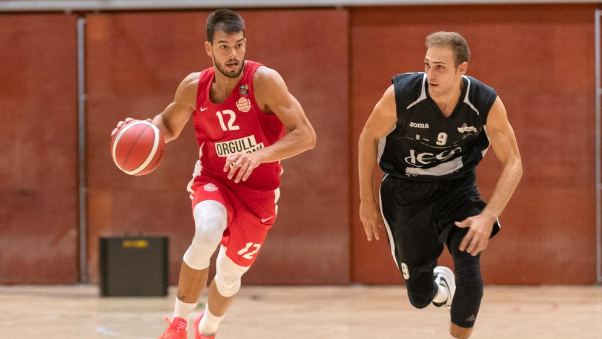 Àlex Llorca i Fernando Sierra durant el partit de pretemporada disputat a Banyoles.