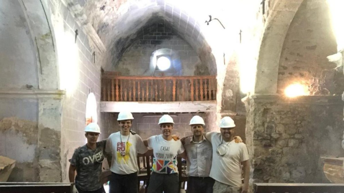 Novell, segundo por la derecha, durante los trabajos en la iglesia de Espà.