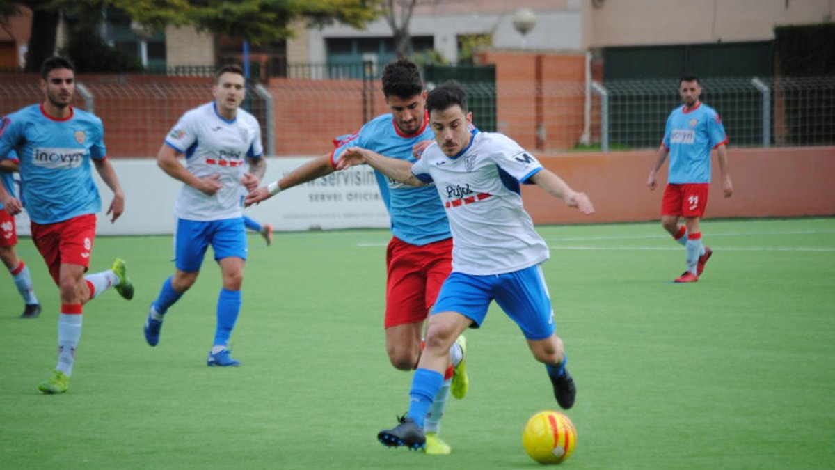 Roger Canadell es perseguido por un rival en una de las jugadas del partido de ayer ante el Martorell.