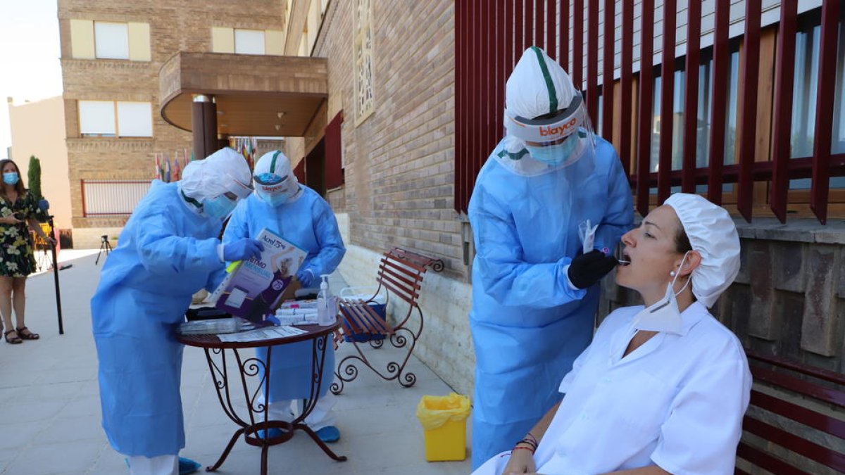 Sanitaris fan un test a una treballadora d’un centre geriàtric d’Aitona.