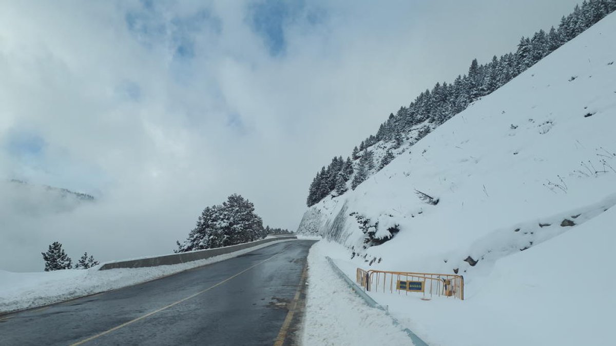 El port de la Bonaigua, ahir, amb neu.