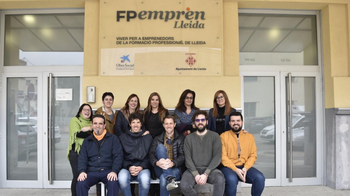 Foto de familia de los emprendedores del vivero, el conserje y la teniente de alcalde, Anna Campos.