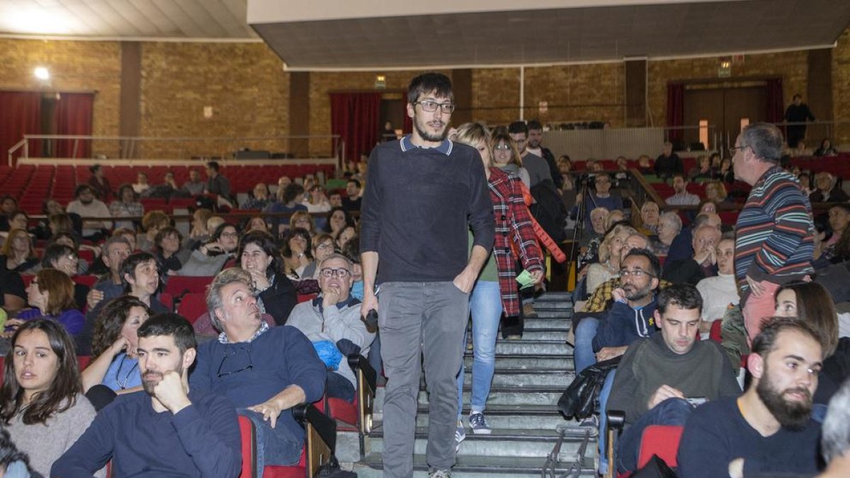 El director entrant al Gran Teatre de la Passió per presentar el curtmetratge.